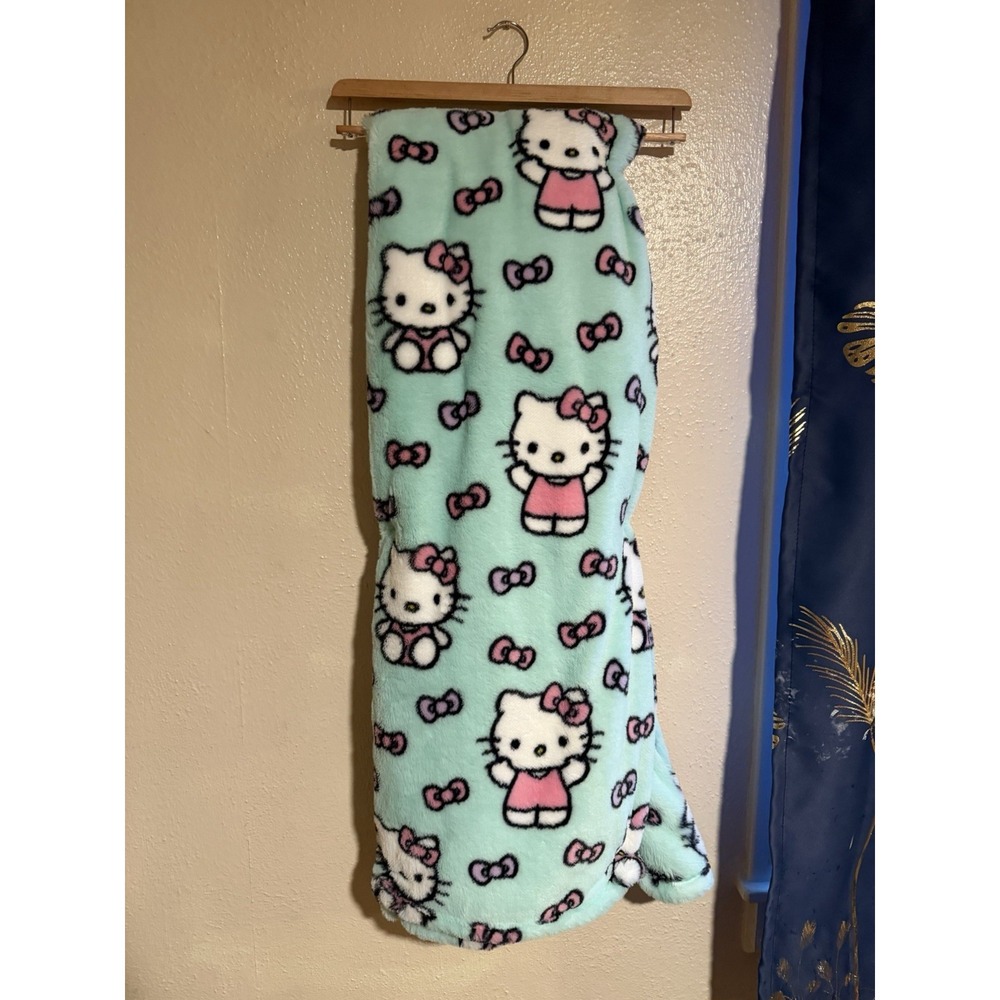 Hello Kitty Ultra Soft Turquoise Teal Throw 50" x 70" - Picture 2 of 3